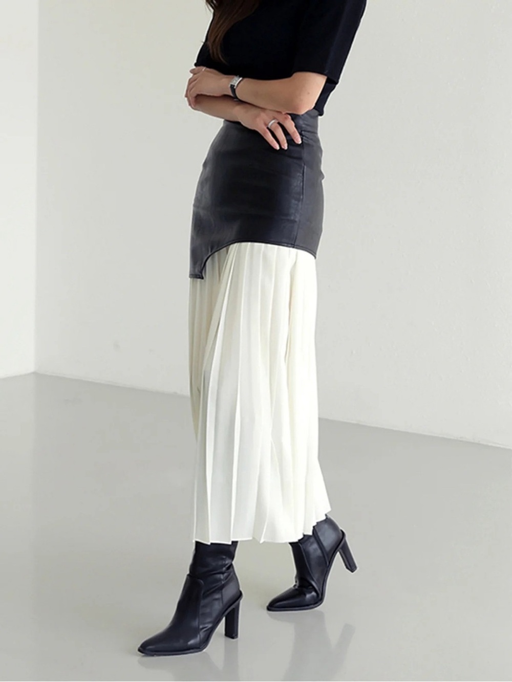 Pleated Contrast High Rise Skirt - Picture 2 of 4
